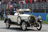 F1 Drivers Parade Montmelo, Bruno Senna - delante de la tribuna principal del Circuit de Catalunya